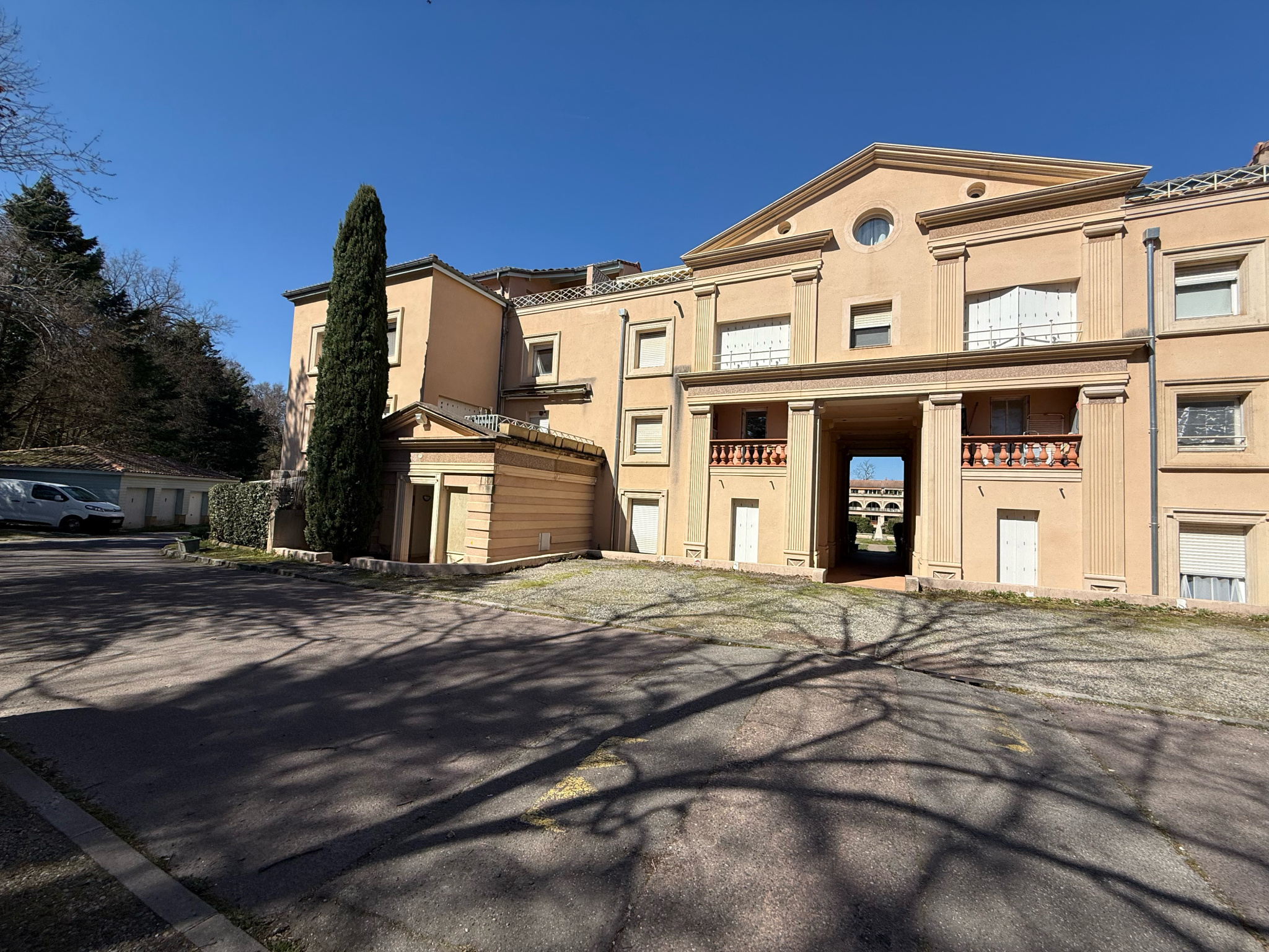Ramonville   T3 lumineux avec terrasse au cœur d’une chênaie avec piscine et cadre nature